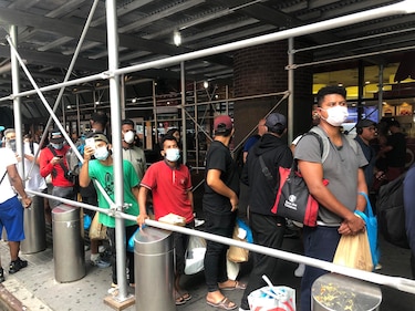 Inmigrantes latinos siguen llegando a Nueva York en autobuses desde Texas