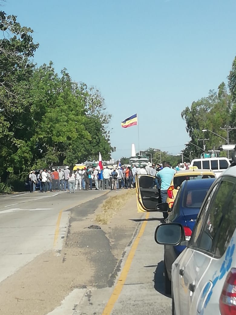 Carles llega a Divisa; productores cierran la vía