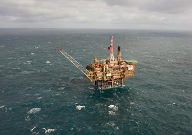 El precio del barril de petróleo experimenta caída libre