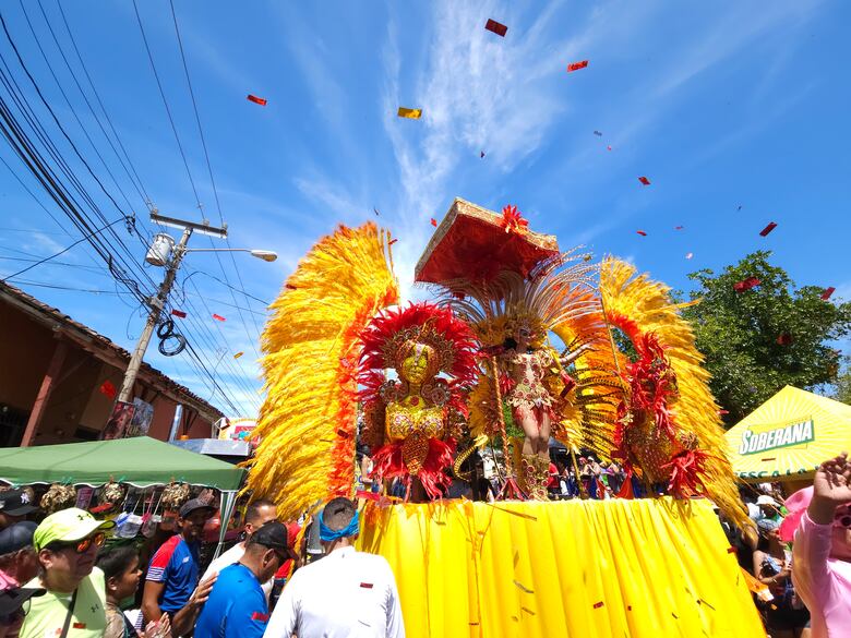 Carnaval 2025: En La Villa de Los Santos desfilan las reinas y arranca la fiesta