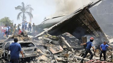 Al menos 36 muertos al estrellarse un avión militar en Indonesia