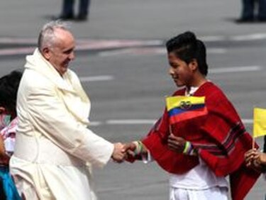 Papa Francisco llega a Quito en su segundo viaje a Sudámerica
