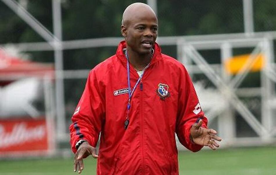 Julio Dely aclara que Panamá viene creciendo desde 2010 y que peleará ese último boleto ante Chile