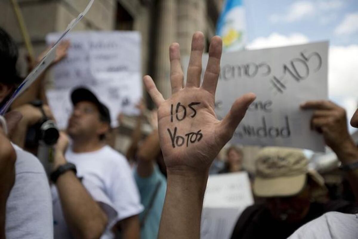 Población facilita ingreso de diputados a sede del Congreso