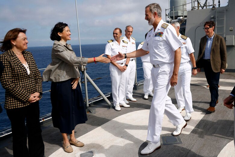 El rey presencia las regatas de la Copa del América desde el portaeronaves ‘Juan Carlos I’