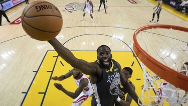 Warriors dan segundo golpe a Rockets; Bucks empatan su serie ante Celtics