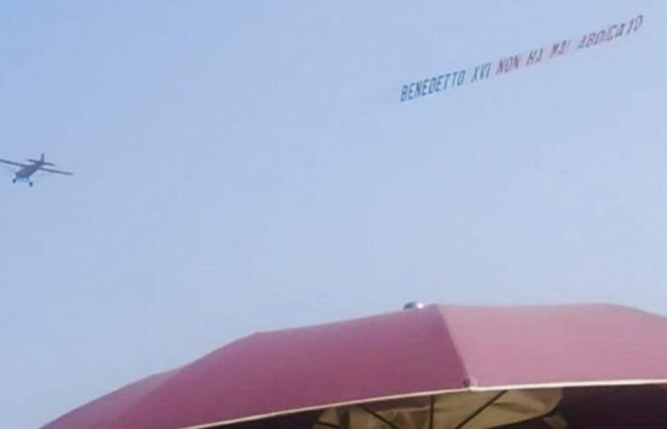 Un misterioso avión con el mensaje ‘Benedicto XVI nunca ha abdicado’ sobrevuela Roma