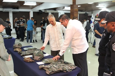China dona a Panamá 6 mil chalecos antibalas y 6 mil cascos