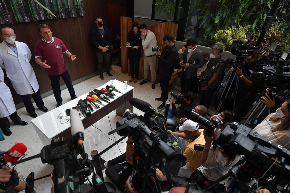 El presidente Jair Bolsonaro anuncia que recibió el alta hospitalaria