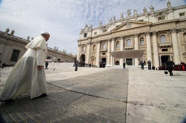 Papa abre su primer sínodo en medio de divisiones sobre el modelo de familia