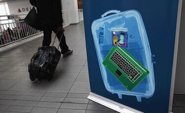 Estados Unidos refuerza seguridad para aerolíneas, pero excluye veto a computadoras