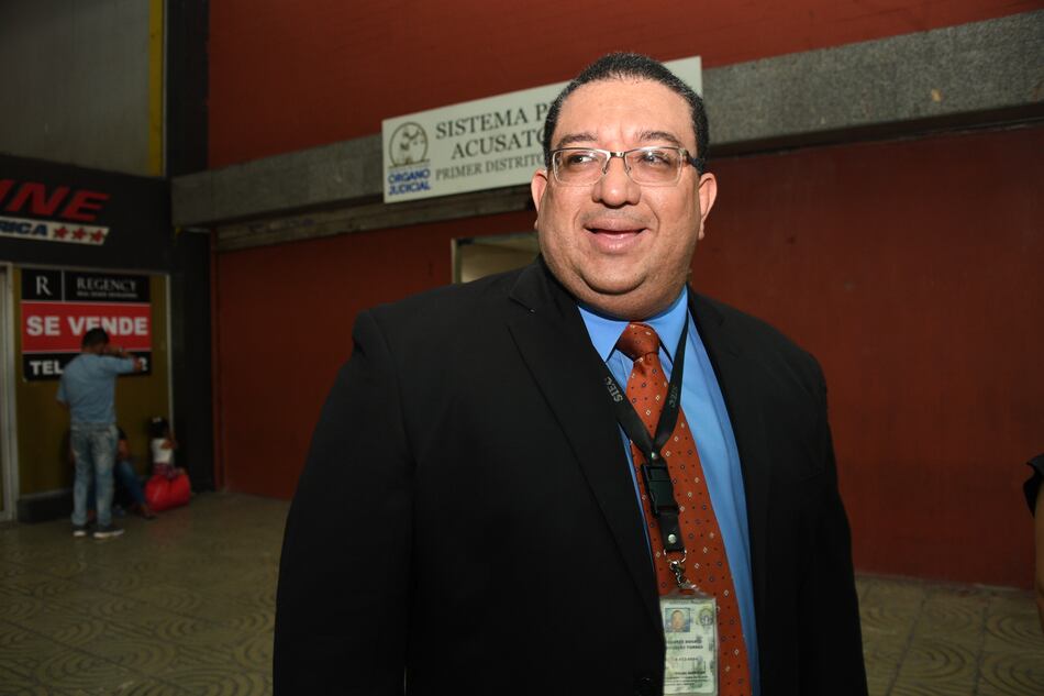 El fiscal Ricaurte González sale del Ministerio Público