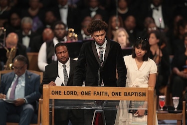 Funeral de Aretha Franklin llena iglesia de oraciones y estrellas
