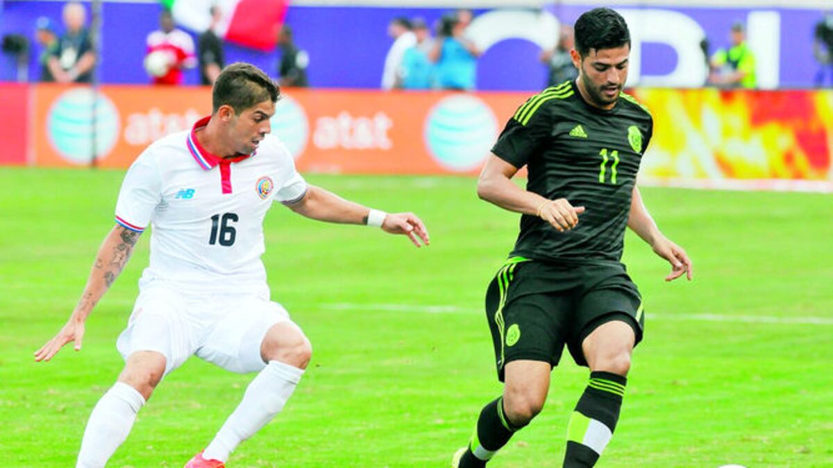 Carlos Vela (11) de México y Joel Campbell de Costa Rica son dos de las máximas figuras del torneo. EFE y