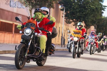Cientos de motoristas disfrazados de Papá Noel recorren Zamora con un fin solidario