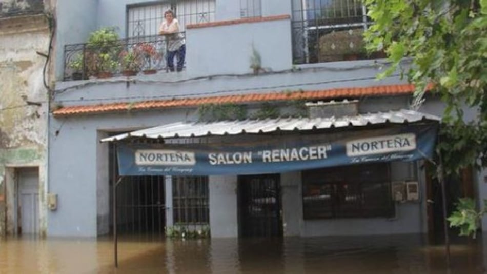 Casi 6 mil personas abandonan sus hogares por inundaciones en Uruguay