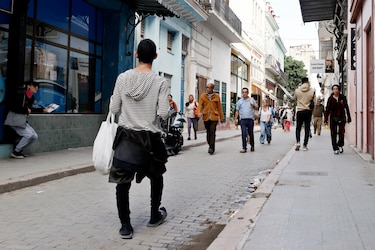 Autobuses, clases y hospitales: el asedio petrolero de Estados Unidos comienza a paralizar Cuba