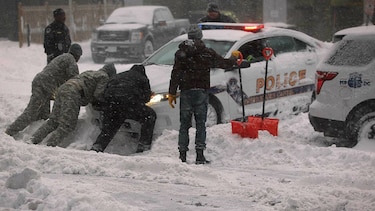 La potente tormenta 'Snowzilla' sepulta al este de EU bajo la nieve