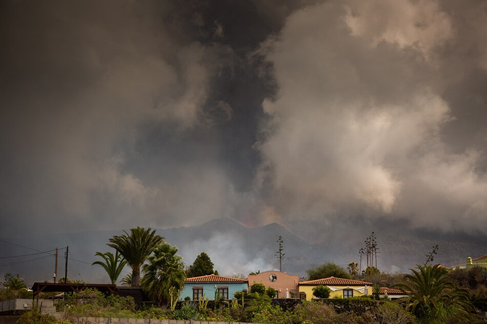 Primeros vuelos cancelados por erupción del volcán de las islas Canarias