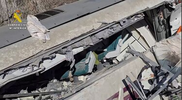 Cómo ocurrió el accidente y otras 4 preguntas clave sobre el fatal descarrilamiento y choque de trenes en España