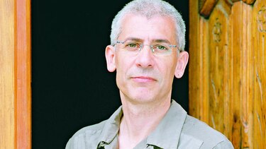 Ovejero juega con sus cuentos