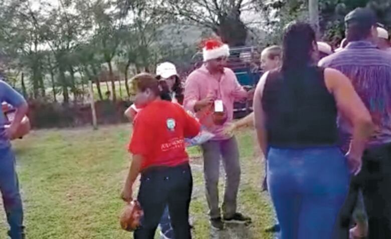 Regalo de Navidad: jamones y bonos para diputados y ediles