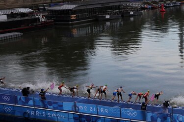 Francia canta victoria después de poder celebrar el triatlón en el Sena