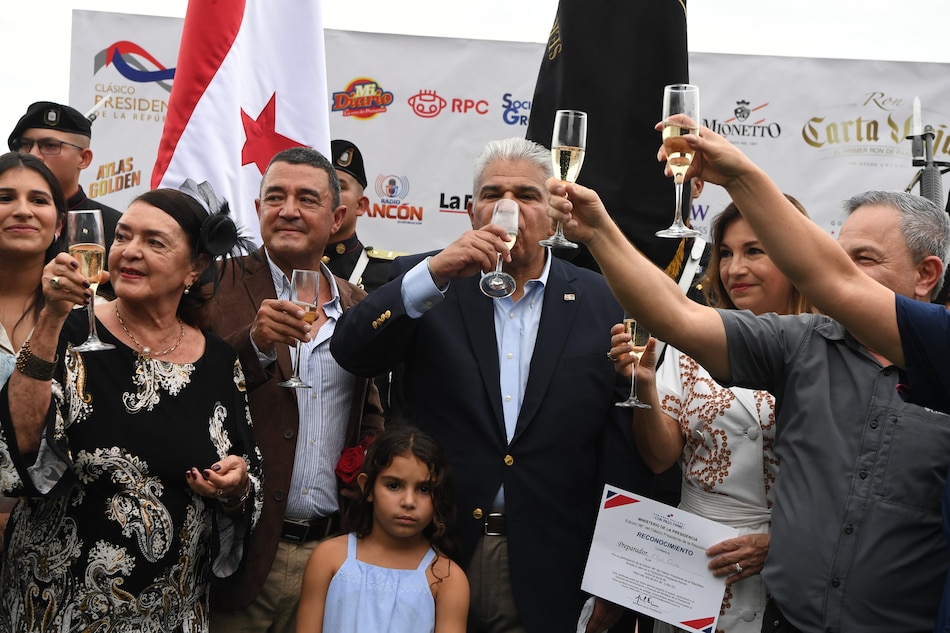 Mulino asiste al Clásico Presidente entre vítores y abucheos