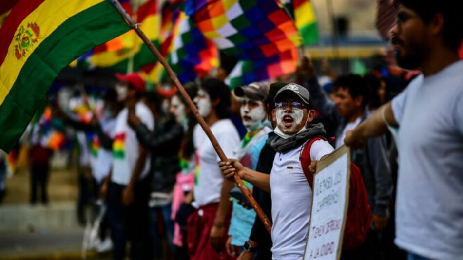 Presidenta interina de Bolivia, bajo fuego cruzado de opositores y aliados