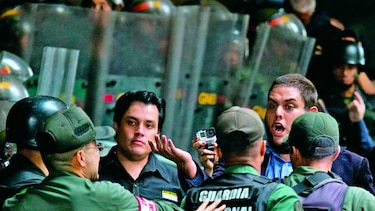 Desalojan a diputados que exigían el revocatorio