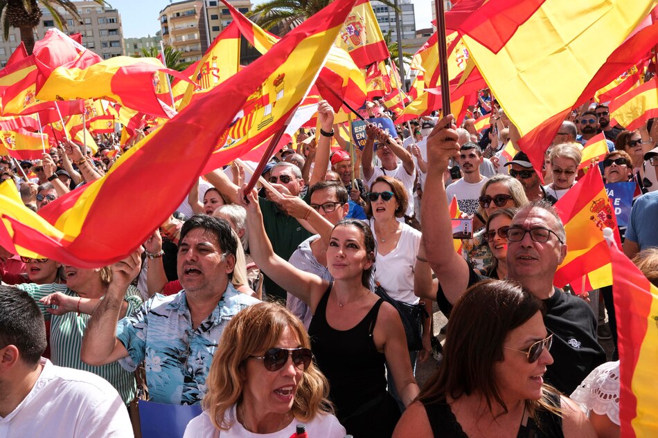 Miles de personas protestan en España contra la amnistía a los independentistas catalanes