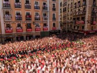 Pamplona estalla en júbilo en el inicio de San Fermín