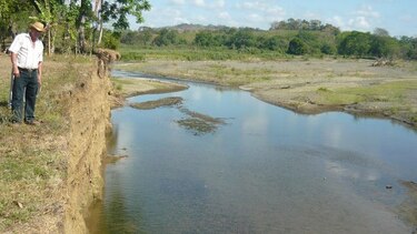 Erosión en orillas de dos ríos y una quebrada afecta a comunidades en Los Santos