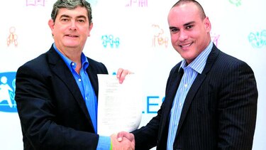 Firma de la Gran Carrera del Patito de Hule 2016