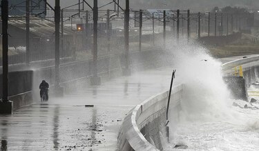 Ophelia golpea a Gran Bretaña tras afectar a Irlanda