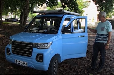 Carros eléctricos empiezan a desplazar a los viejos automóviles americanos en Cuba