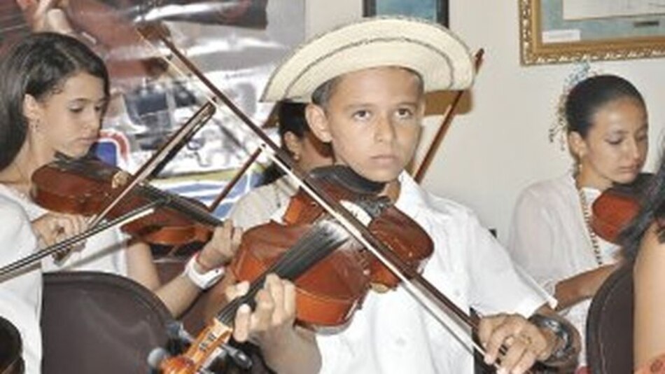 La mejorana atrae a la niñez santeña