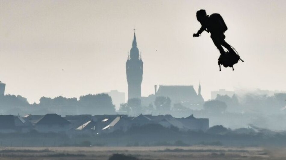Francés Franky Zapata logra hazaña de cruzar el canal de la Mancha con tabla voladora