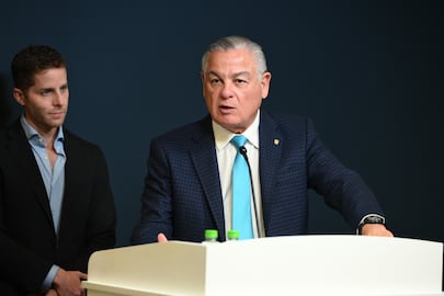 Contralor Flores reporta $2.4 millones desembolsados por el terremoto y evita hablar de Roxana Méndez 