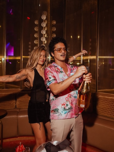 Romance o estrategia: Karol G y Bruno Mars encienden las redes sociales