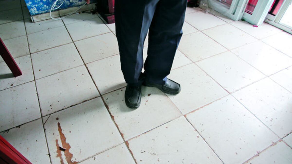 Moradores denuncian irregularidades en la plomería, pisos, paredes y manejo de aguas servidas en el complejo de edificios.