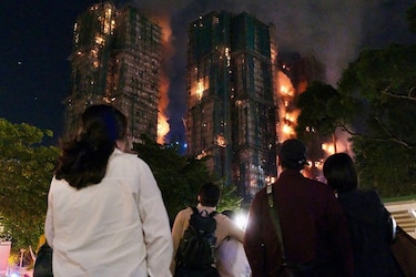 Un enorme incendio en un complejo de rascacielos residenciales en Hong Kong deja al menos 44 muertos y cientos de desaparecidos