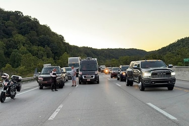 Buscan en Kentucky a un hombre armado que disparó a varias personas en una autopista