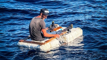 La impactante imagen de un migrante cubano sobre una pequeña balsa improvisada frente a la costa de Florida