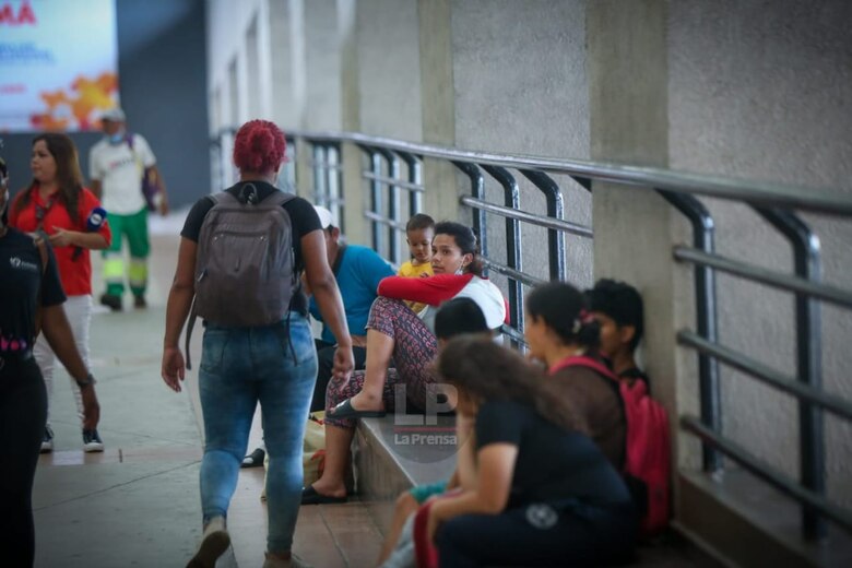 Migrantes venezolanos llegan al aeropuerto de Tocumen; piden apoyo para salir de Panamá
