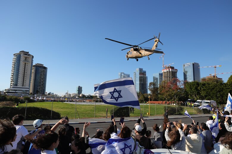 Cuatro rehenes liberadas por Hamás llegan a Israel en un nuevo intercambio en Gaza