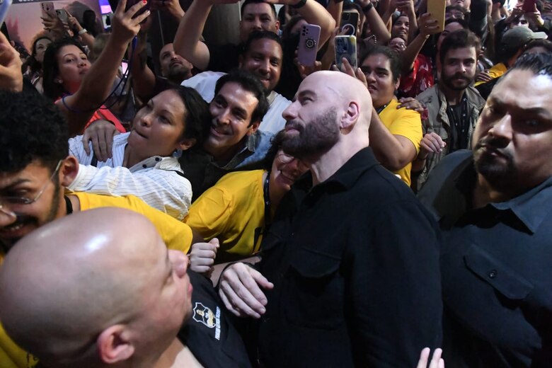 Decenas de fans reciben a John Travolta en Panamá: ‘¡John, John!’