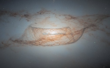 Hubble capta una galaxia polvorienta parecida a una telaraña
