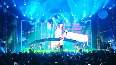 Cantante Enrique Iglesias salió bien de operación