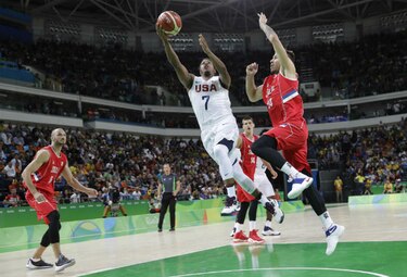 EU gana, pero luce vulnerable en el basquetbol olímpico